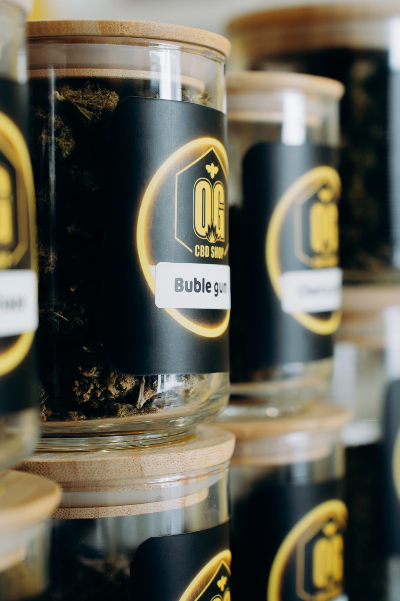Bocaux de fleurs CBD dans la boutique OG CBD SHOP Lyon 2